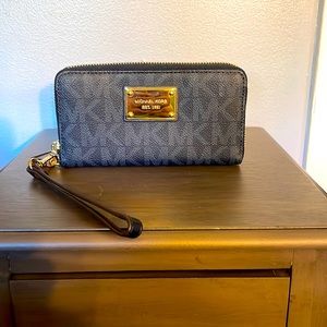 Michael kors wristlet wallet!!